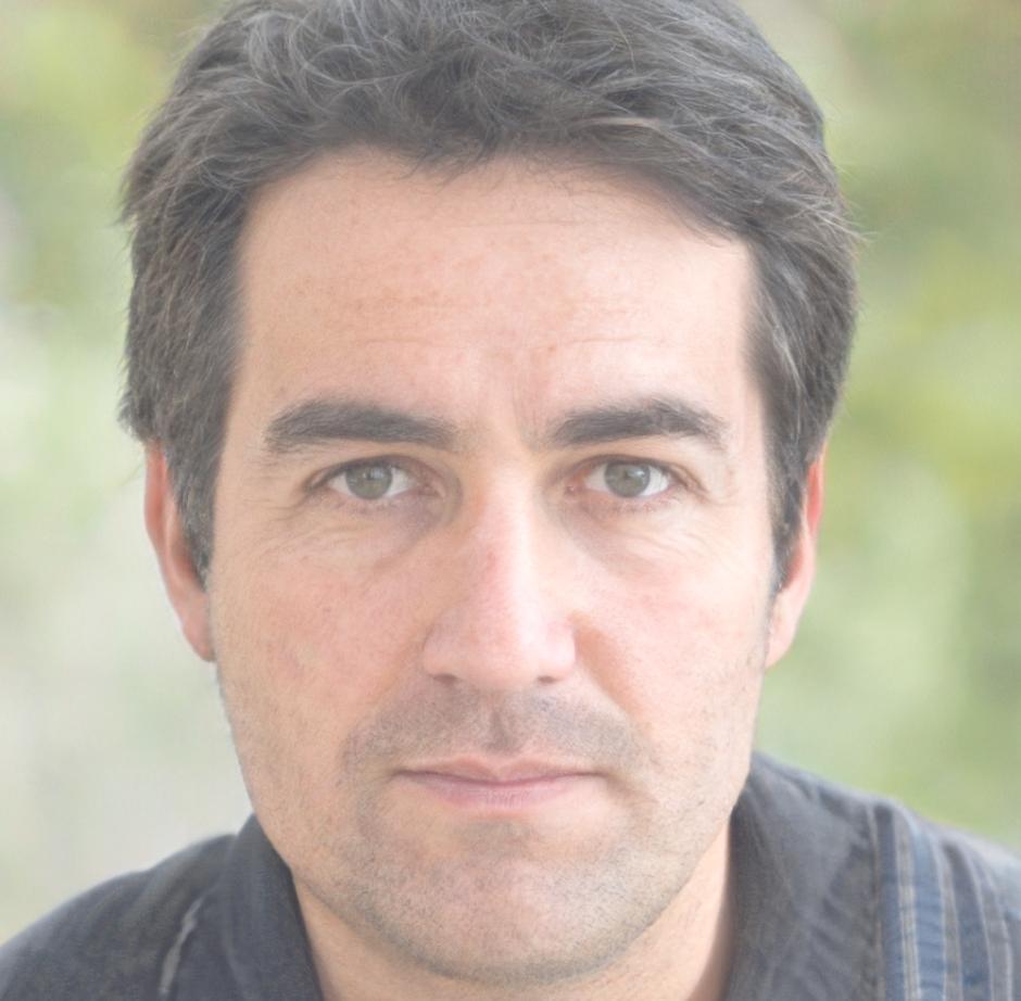 Retrato profesional de Aurelio Mendizábal, director de estrategia financiera